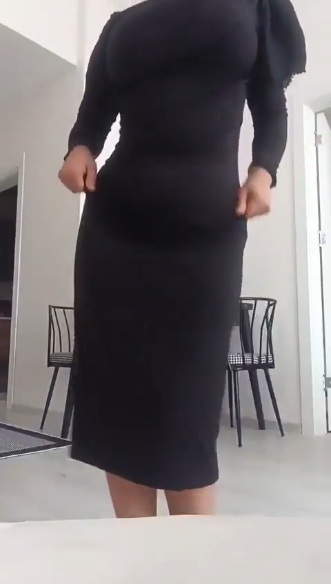 Türbanlı Hatun Fiziğini Sergiliyor
